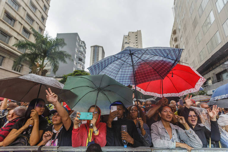 Com chuva e frio, público curte shows do aniversário de São Paulo