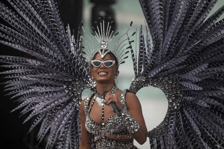 Anitta faz show de Carnaval em São Paulo e emula Rock in Rio com tirolesa