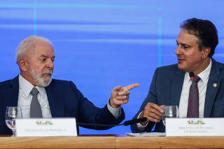 O presidente Lula e o ministro da Educação, Camilo Santana, em entrevista coletiva