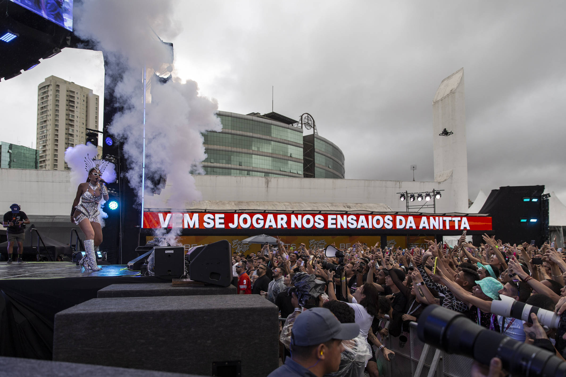 Homem diz ter sido vítima de estupro e público relata furtos em show de Anitta