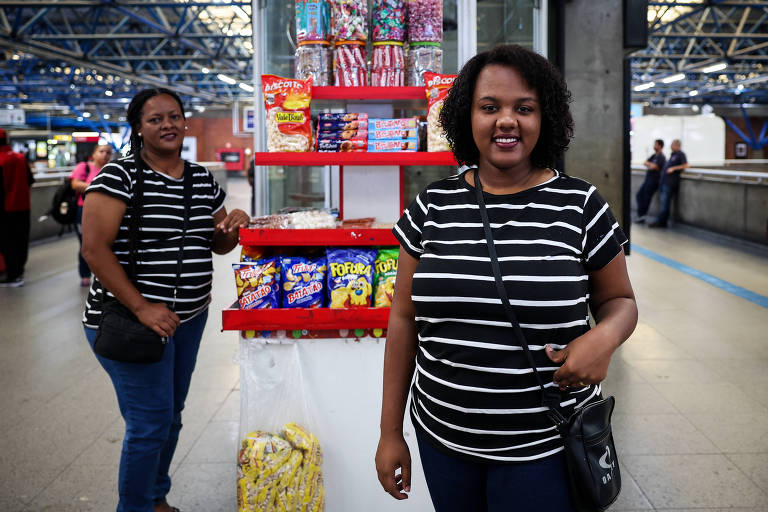 Vivian Nascimento (à esq.), 48 e a filha Aline, 21, vendiam doces em trens até fazerem curso e serem sorteadas em programa da CPTM em parceria com o Sebrae