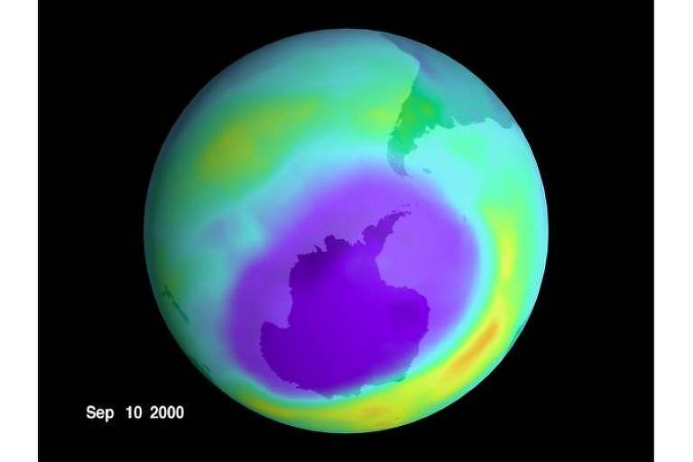 Ilustração da emissão de carbonos na atmosfera, com uma alta concentração, representada em roxo, sobre a Antártida