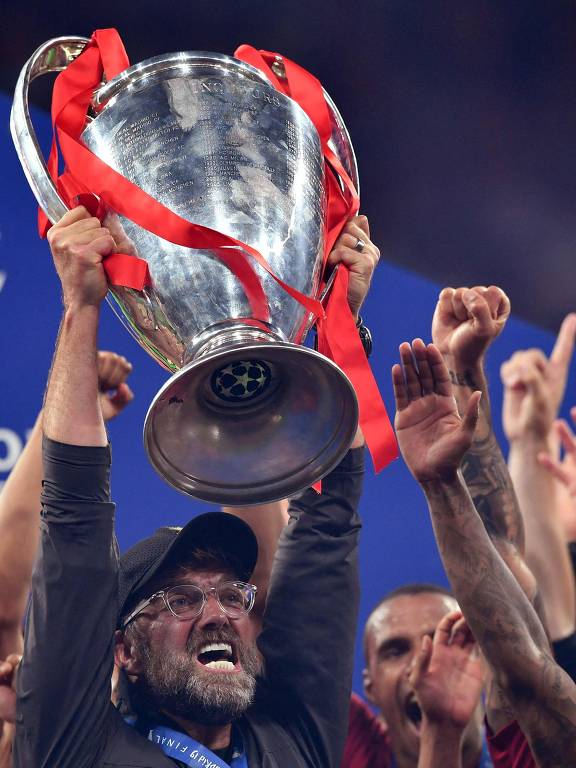 O técnico alemão Jürgen Klopp ergue a taça da Liga dos Campeões da Europa depois da vitória do Liverpool sobre o Tottenham em 2019