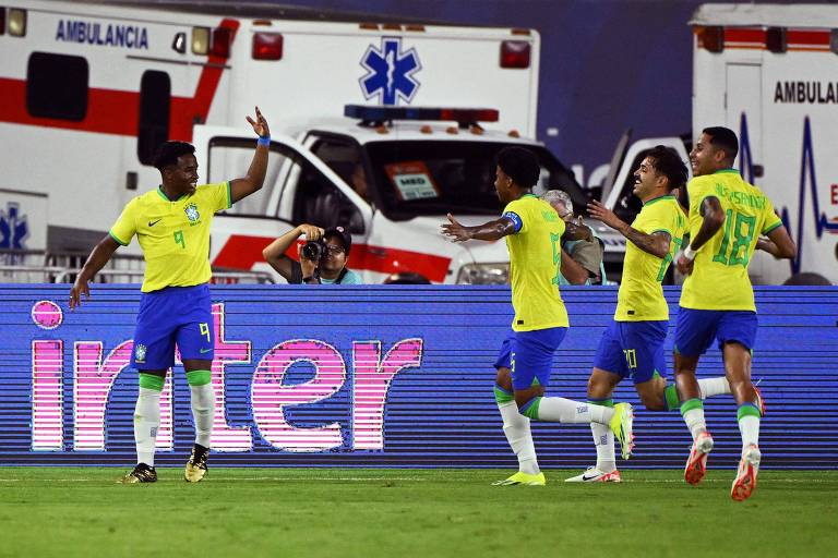 Endrick (à esquerda) comemora seu gol durante a vitória do Brasil sobre a Colômbia por 2 a 0 com seus companheiros de equipe