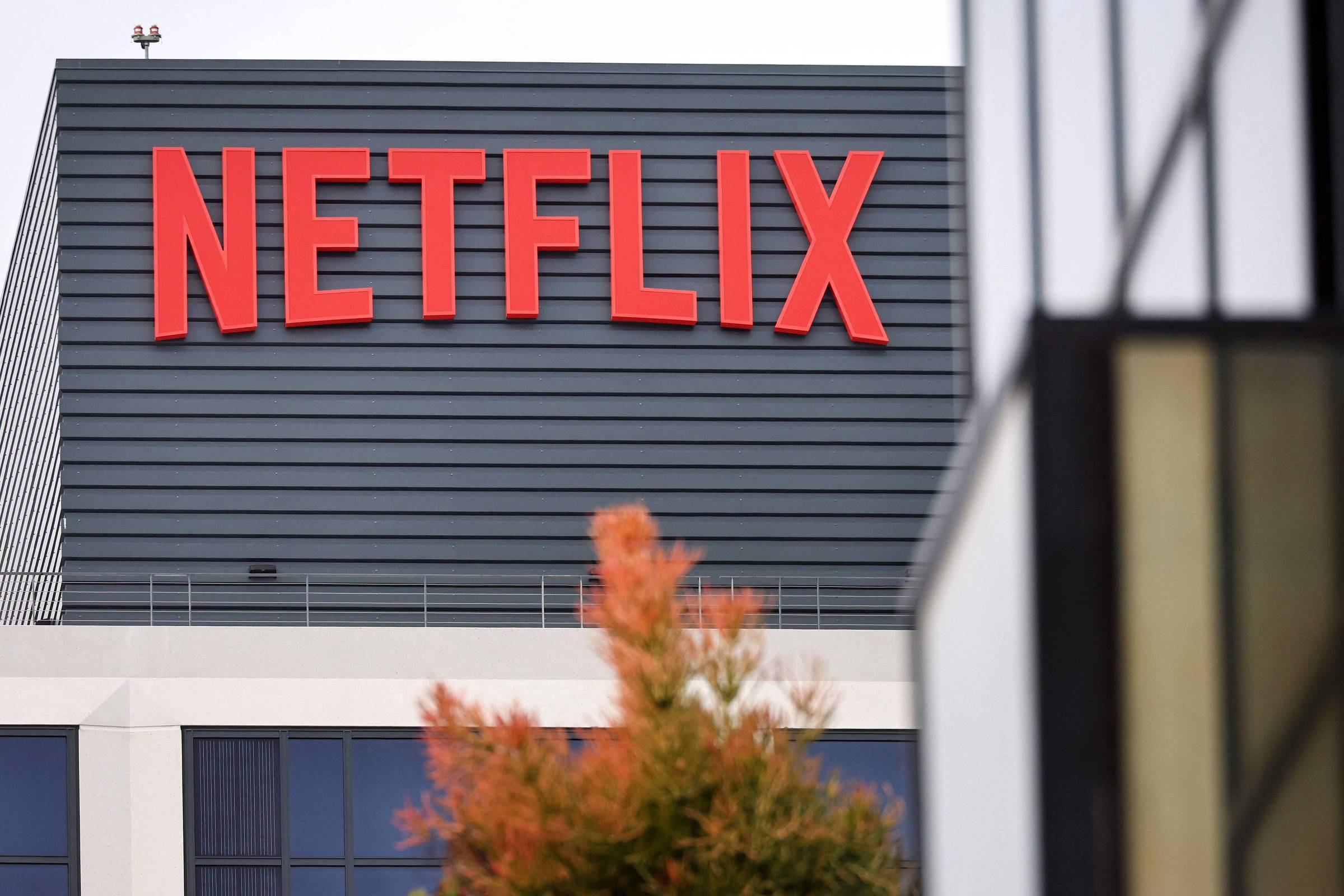 Empresas como Warner e Netflix gastaram juntas US$ 210 bi com mídia em 2024