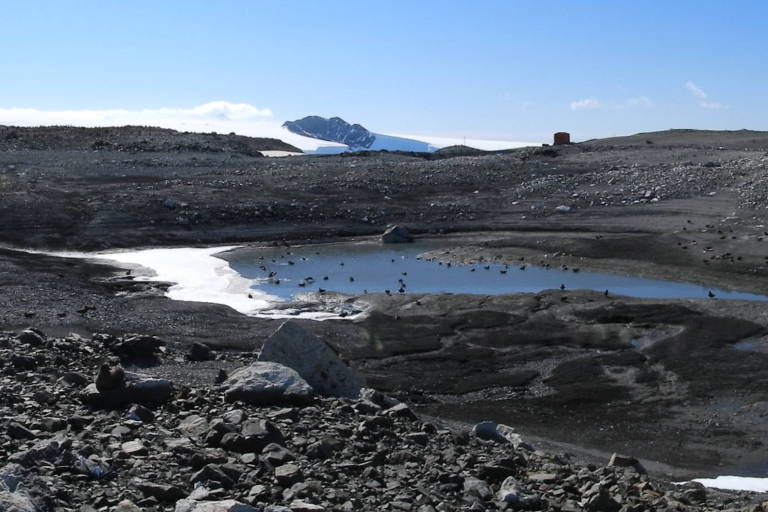 Cientistas brasileiros investigam relação entre sumiço de lago na Antártida e mudanças climáticas