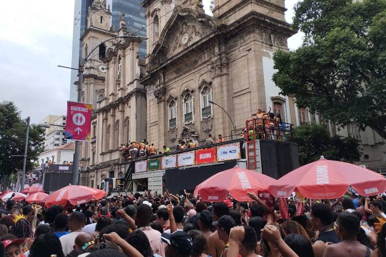 Leo Santana estreia em megabloco no Rio e arrasta multidão para o centro