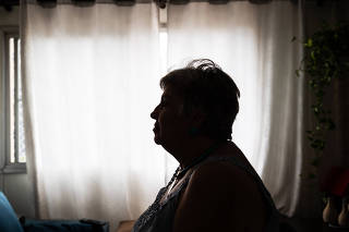 Psicoterapia ajuda a parar de fumar: retrato da psicologa  Elaine Camarini,69 em seu apartamento em Sao Caetano. Ela conseguiu parar de fumar depois de passar por processo de psicoterapia, sendo ela mesma psicologa especialista em dependencia quimica