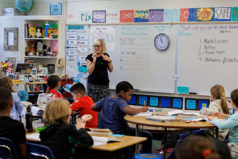 A professora Pamela Keller, da Escola Elementar Orangethorpe, ensina alunos da 4ª série a escreverem em letra cursiva