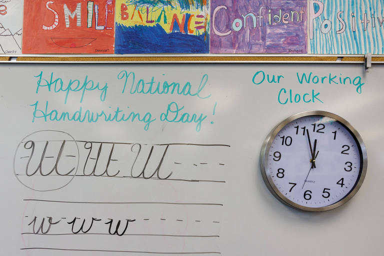 Lousa identifica a letra W, mostra um relógio e mostra que é o dia nacional da escrita