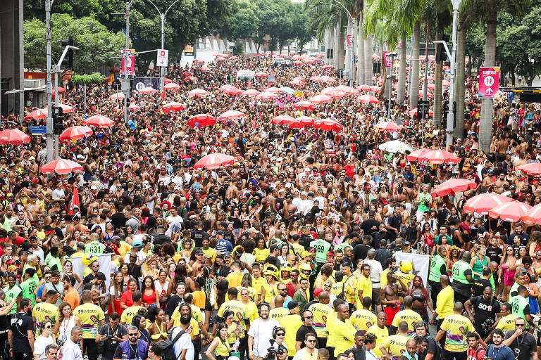 Bloco da Lexa reúne pernoitados no centro do Rio