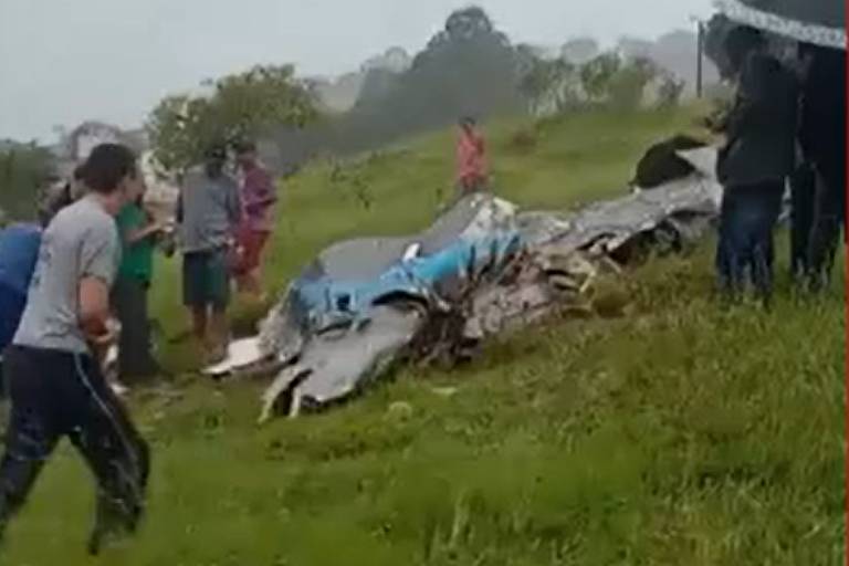 Investigadores coletam destroços para identificar causas de acidente com avião em MG