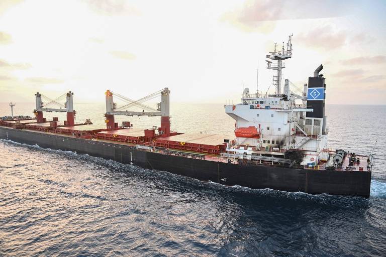 Foto cedida pelo Ministério da Defesa mostra o cargueiro MV Genco Picardy, que sofreu um ataque por drone no Golfo de Aden