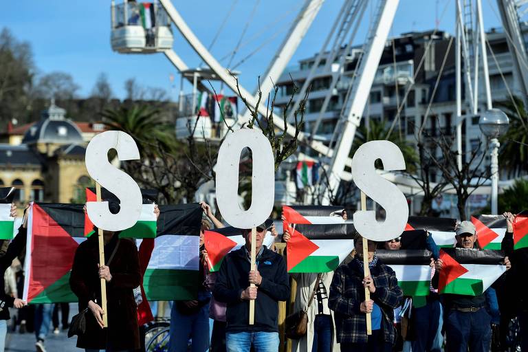 Manifestantes pró-Palestina se reuniram em San Sebastián, na Espanha, para pedir o fim da guerra em Gaza