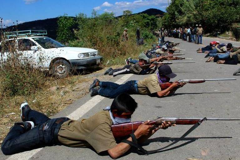 Crianças em treinamento armado em Alcozacán