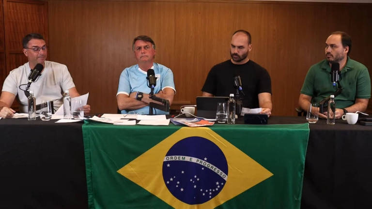 Bolsonaro diz que foi massacrado pelo caso Marielle e que PF 'não cansa' de criar narrativas