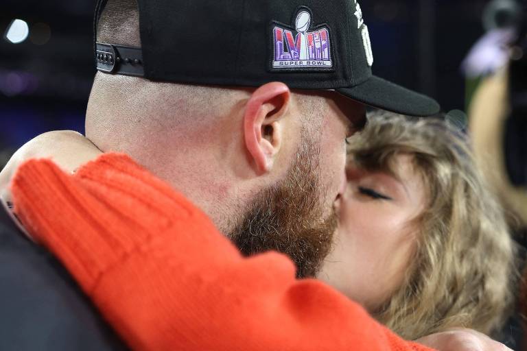 Taylor Swift beija o namorado, o jogador de futebol americano Travis Kelce, após final da Conferência Americana da NFL; time de Kelce venceu e disputará o Super Bowl, a decisão da NFL