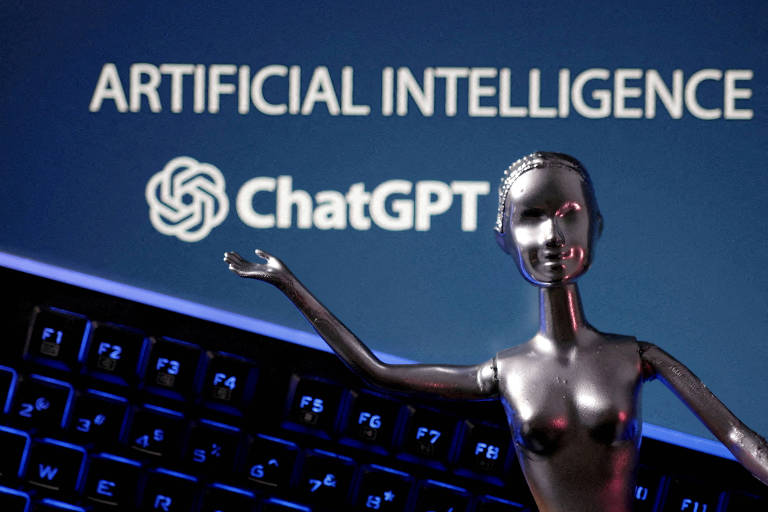 Robô fica a frente da palavra inteligência artificial com o símbolo do ChatGPT ao lado