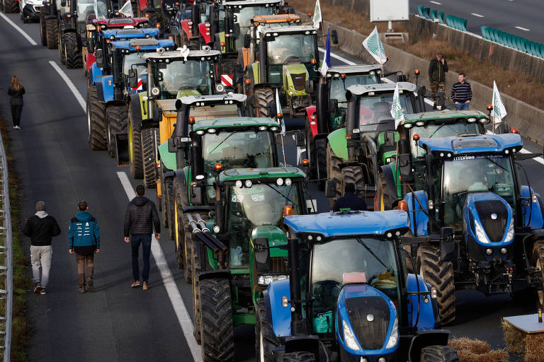 Agricultores em fúria cercam Paris, e governo promete medidas para encerrar crise