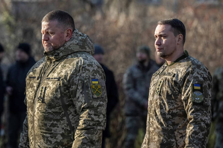 O então comandante militar Zalujni (esq.) e Budanov, candidato a ser seu sucessor, durante cerimônia em Kiev em novembro
