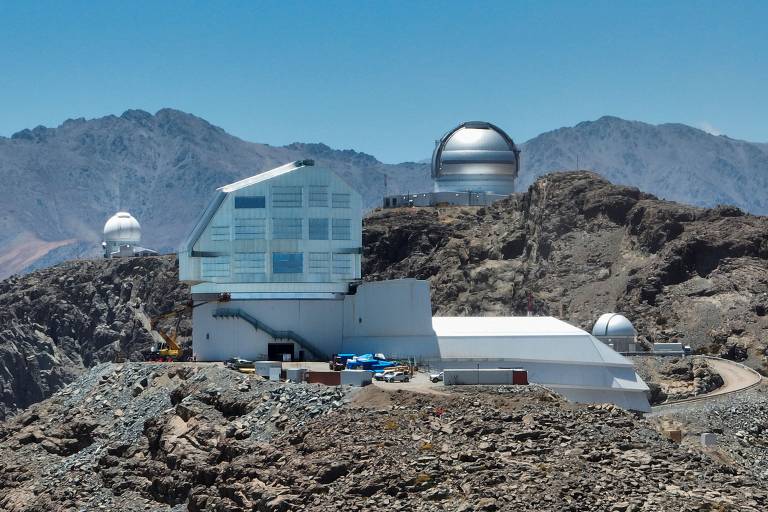 À frente, o Observatório Vera C. Rubin Observatory e, ao fundo, o Observatório Gemini Sur no monte Pachón, no Chile