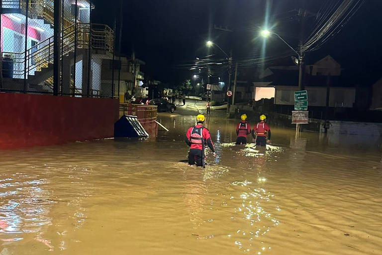 Chuva causa uma morte e estragos em mais de 30 municípios em Santa Catarina