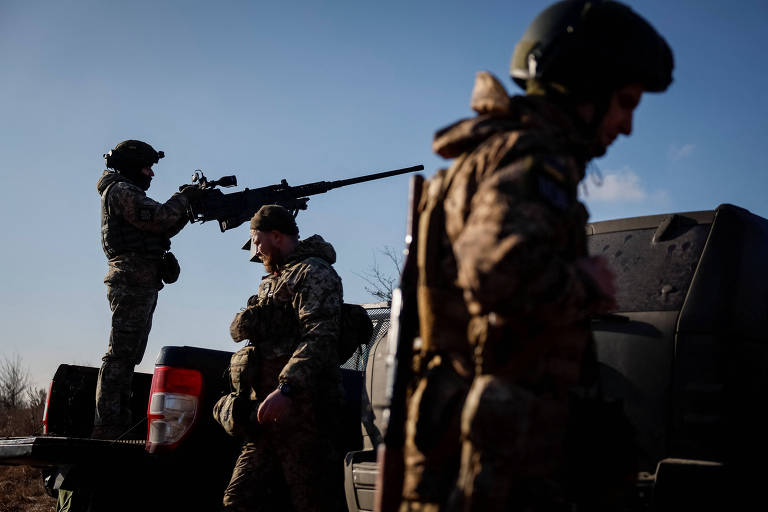 Um militar ucraniano de unidade de defesa aérea usa metralhadora Browning perto de Kiev