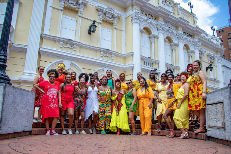 De amarelo e vermelho, mulheres negras viajam juntas pela Colômbia