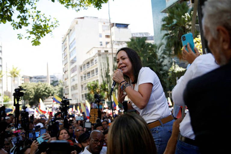 Uma das líderes da oposição na Venezuela, María Corina Machado, em evento com apoiadores em Caracas