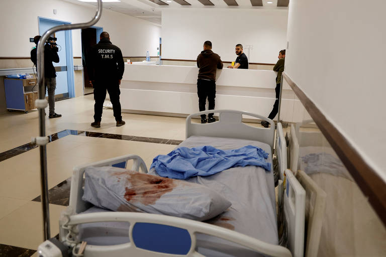 Travesseiro em cama hospitalar fica manchado de sangue após operação de Israel em hospital na Cisjordânia