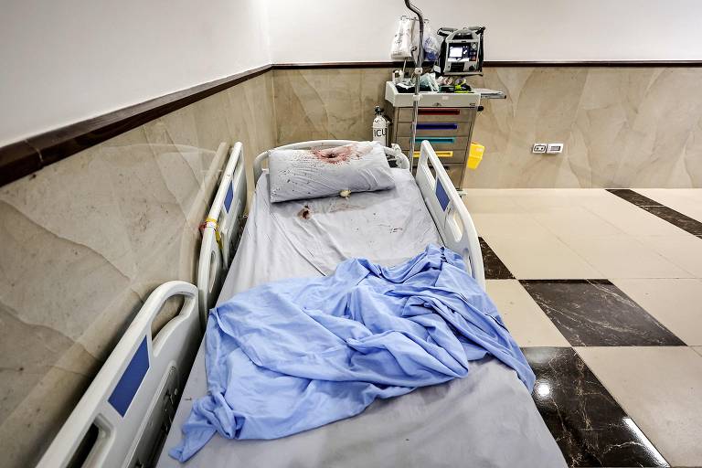 Travesseiro em cama hospitalar fica manchado de sangue após operação de Israel em hospital na Cisjordânia