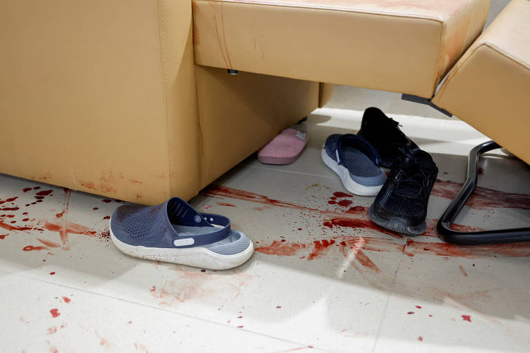 Sapatos sobre manchas de sangue em chão de hospital na Cisrjodânia; Israel disse ter 'neutralizado' integrantes de grupos terroristas