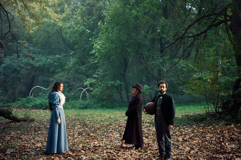 Emma Stone, Willem Dafoe e Ramy Youssef em cena do filme "Pobres Criaturas", de Yorgos Lanthimos