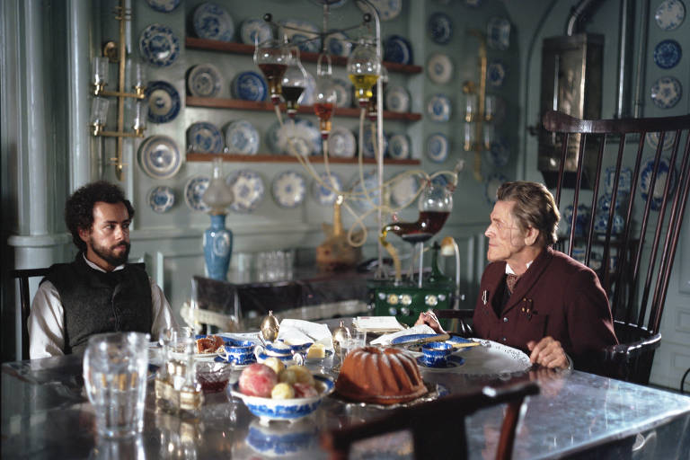 Ramy Youssef e Willem Dafoe em cena do filme "Pobres Criaturas", de Yorgos Lanthimos