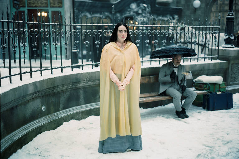 Emma Stone em cena do filme "Pobres Criaturas", de Yorgos Lanthimos