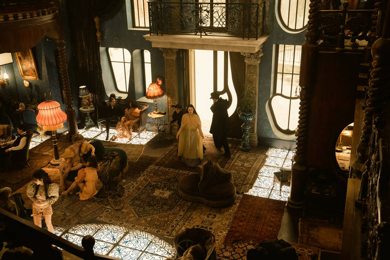 Emma Stone em cena do filme "Pobres Criaturas", de Yorgos Lanthimos