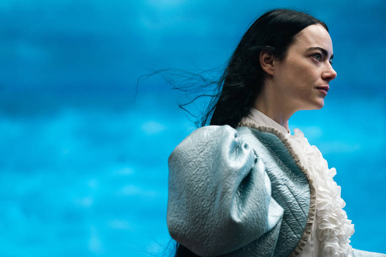 Emma Stone em cena do filme "Pobres Criaturas", de Yorgos Lanthimos