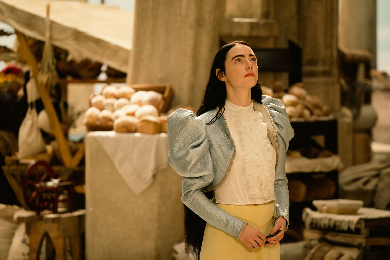 Emma Stone em cena do filme "Pobres Criaturas", de Yorgos Lanthimos