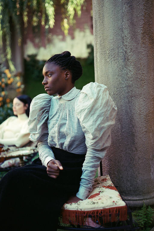 Suzy Bemba em cena do filme "Pobres Criaturas", de Yorgos Lanthimos