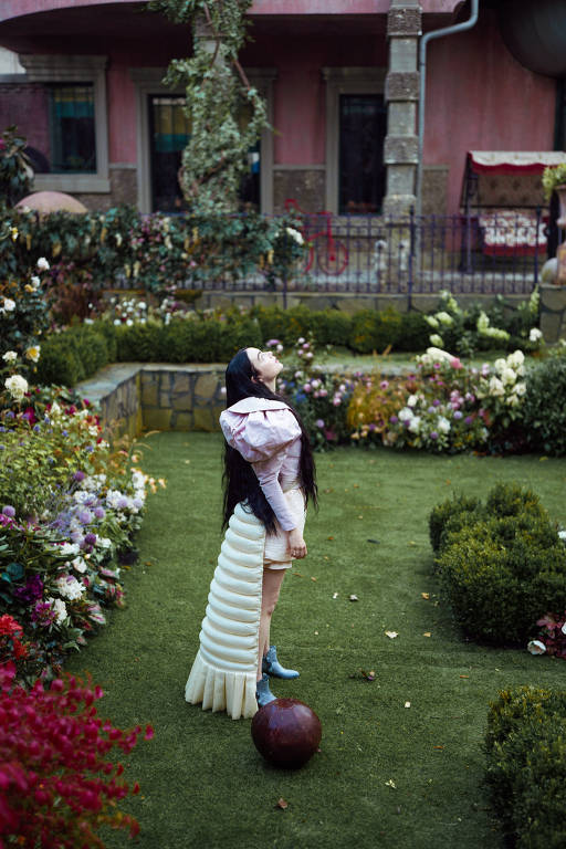 Emma Stone em cena do filme "Pobres Criaturas", de Yorgos Lanthimos