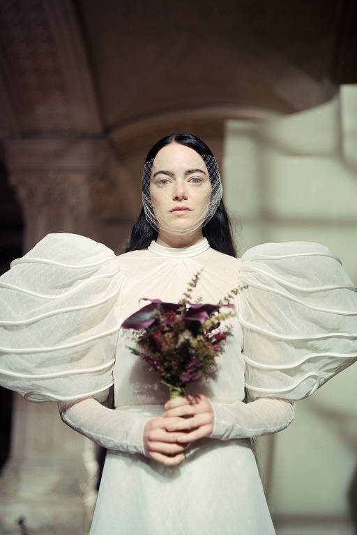 Emma Stone em cena do filme "Pobres Criaturas", de Yorgos Lanthimos