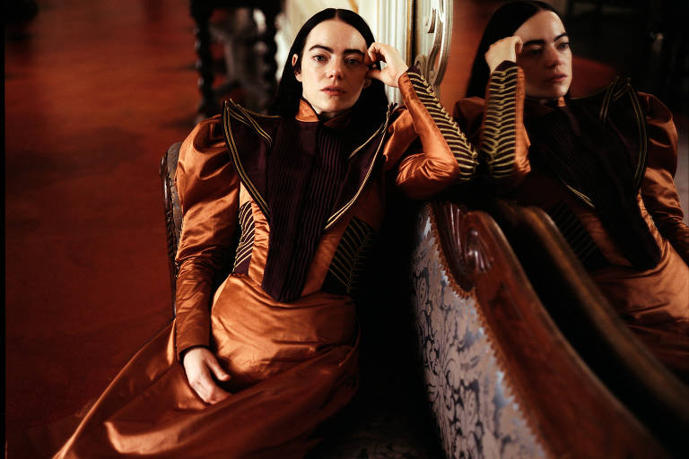 Emma Stone em cena do filme "Pobres Criaturas", de Yorgos Lanthimos