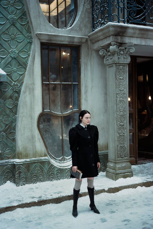 Emma Stone em cena do filme "Pobres Criaturas", de Yorgos Lanthimos