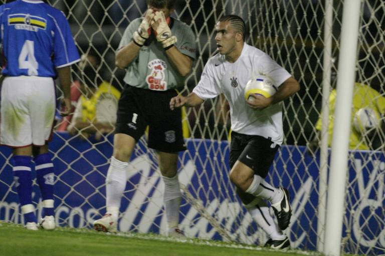 Tevez comemora seu gol pelo Corinthians em partida contra o Cianorte pela Copa do Brasil de 2005
