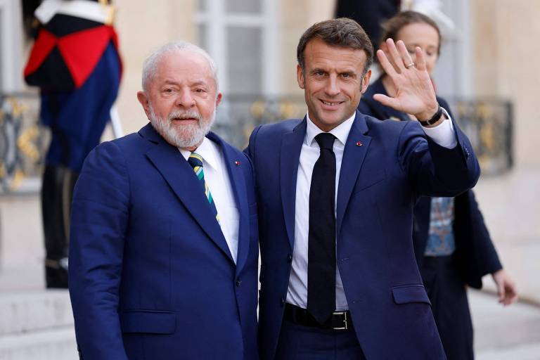 O presidente Lula (PT) junto do mandatário francês, Emmanuel Macron, após encontro no Palácio do Eliseu, em Paris
