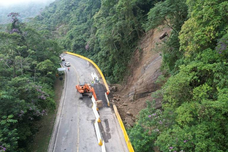 Trecho interditado da rodovia Mogi-Bertioga, em São Paulo, é liberado