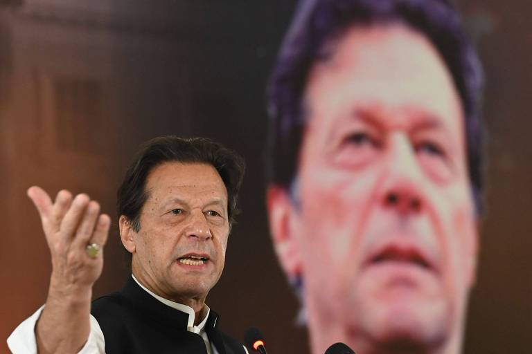 O ex-premiê do Paquistão Imran Khan discursa em evento sobre 'desestabilização' do Paquistão