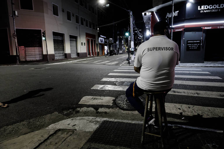 Vigilantes tomam lugar de PMs nas noites da rua Santa Ifigênia, no centro de SP