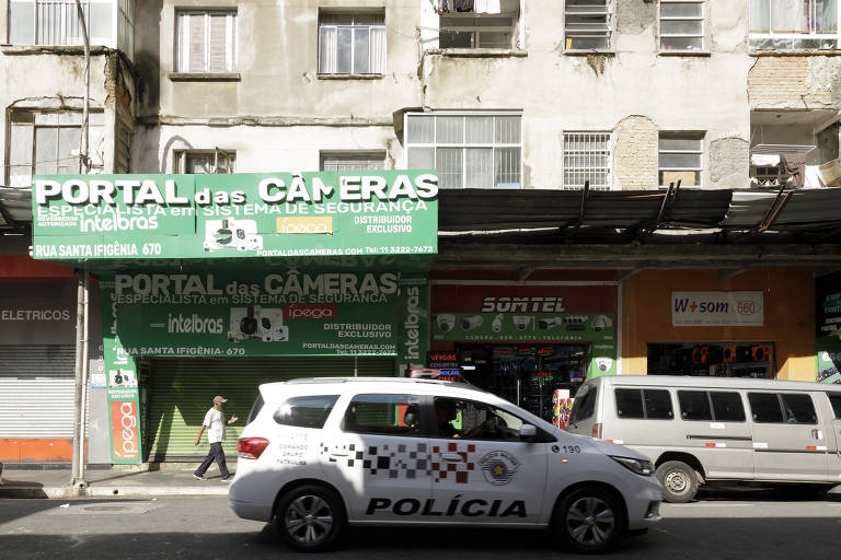 Fachada da loja Portal das Câmeras, saqueada no sábado (27) na rua Santa Ifigênia, no centro de São Paulo