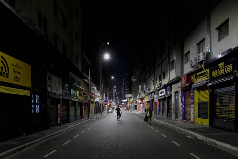 Rua Santa Ifigênia no período da noite